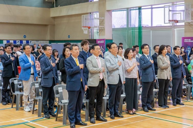 대회에 참석한 강남구의회 의원들 (첫 번째 줄 좌측에서 1번째 김형대 의장, 우측에서 3번째 한윤수 운영위원장, 2번째 김민경 행정재경위원장, 3번째 황영각 복지도시위원장 )