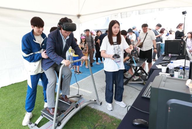 이상일 용인특례시장이 24일 '제23회 용인 사이버 과학 축제'에 마련된 VR(가상현실) 스포츠 체험 부스를 방문해 스키 체험을 하고 있다