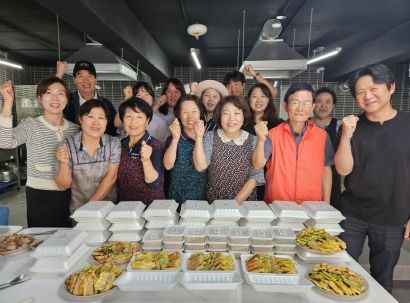 광명시 새터마을 주민협의체는 추석을 앞두고 지난 25일 새터마을 도시재생 현장지원센터 공유부엌에서 홀몸 어르신과 거동이 불편한 분들을 위해 명절 음식인 전(煎)을 만들어 나누는 행사를 진행했다