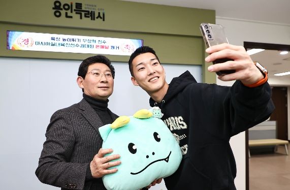 우상혁 선수가 이상일 용인특례시장(왼쪽)과 셀카를 찍고 있다.