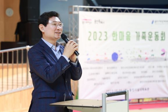 이상일 용인특례시장이 5일 처인장애인복지관 2023년 한마음 가족운동회에서 인사말을 하고 있다.