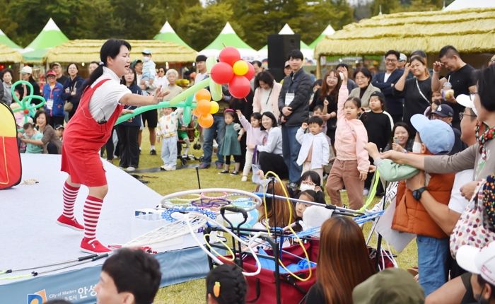 가족이 함께 바우덕이 축제를 즐기고 있다.