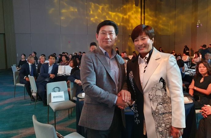 지난 6일 '2023 박세리 월드매치' 갈라디너에 참석한 이상일 용인특례시장(왼쪽)과 박세리 감독(오른쪽)