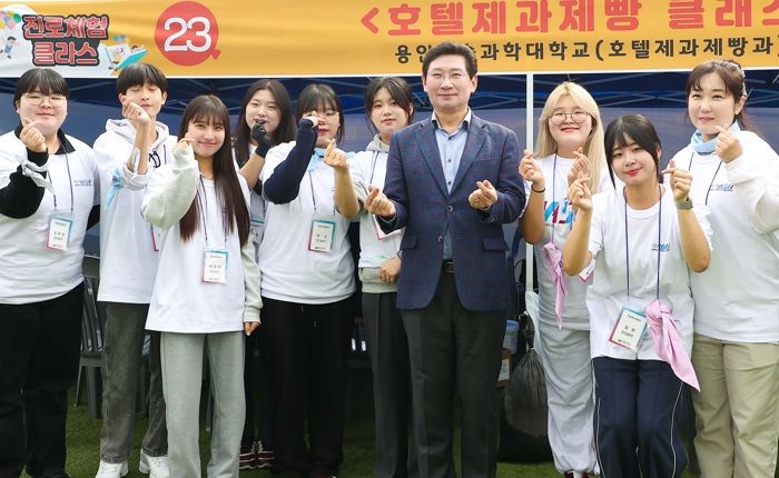 이상일 용인특례시장이 '2023년 제5회 용인시 청소년 축제'에 참석해 청소년들을 격려했다.