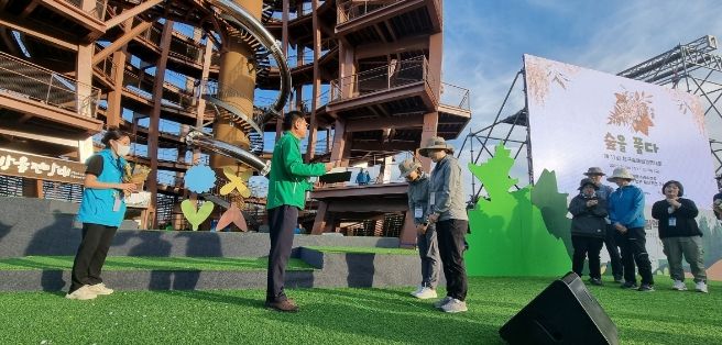 용인특례시가 지난 4일부터 6일까지 강원도 고성군 세계 잼버리 수련장에서 열린 산림청 주최 제17회 전국 숲해설 경연대회 2종목에서 수상했다.
