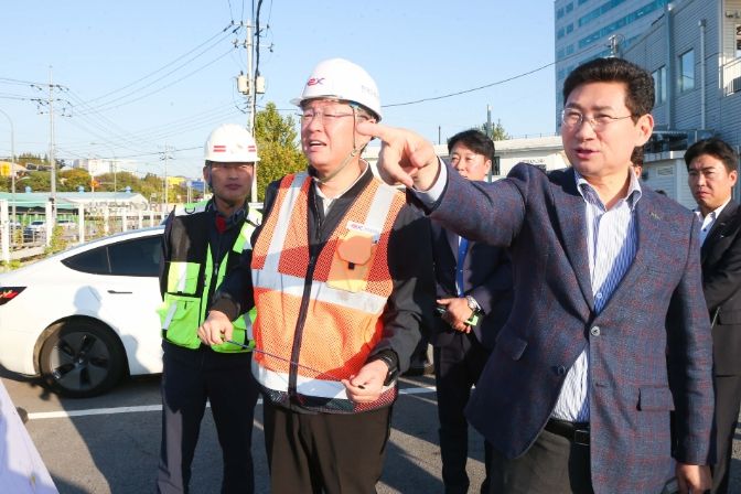 지난 17일 경부고속도로 기흥나들목 공사 현장을 찾은 이상일 용인특례시장