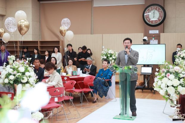 이상일 용인특례시장이 용인시기흥노인복지관에서 지난 21일 열린 리마인드 웨딩 행사에서 인사말을 하고 있다.