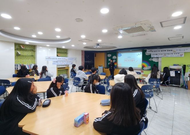 용인특례시가 지난 23일 모현중학교에서 휴먼북 멘토링을 진행했다