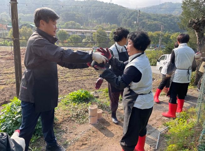 동두천시 불현동 통장협의회, 연탄에 따뜻한 온정 담아 배달