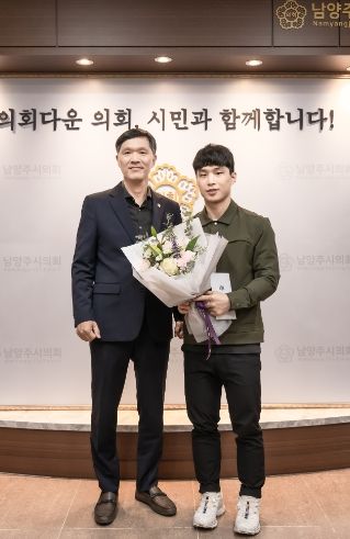 김현택 의장(좌), 안바울 선수(우)