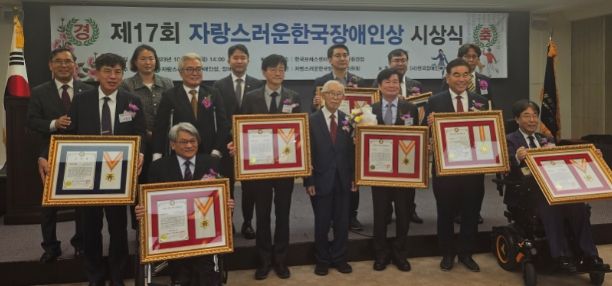 박승원 광명시장이 장애인 평생학습 활성화 등 장애인 삶의 질 향상에 기여한 공로를 인정받아 ‘2023년 자랑스러운 한국장애인상’을 수상했다.