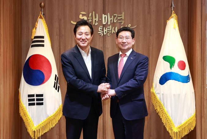 지난 5월 이상일 용인특례시장(우)이 오세훈 서울시장(좌) 과 기념촬영을 하고 있다