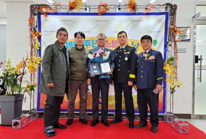 공사 윤유상 직원(가운데)이 표창장을 수여받고 기념 촬영을 하고 있다.