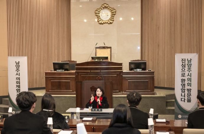 11월10일 남양주시의회 이경숙 의원이 오남고 학생들의 질문에 답변하고 있다.