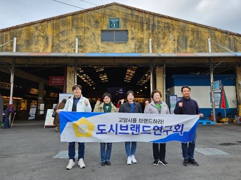 예산시장(왼쪽부터 신현철, 김해련, 정민경, 조현숙, 송규근 의원)