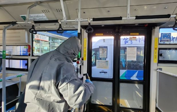 화성도시공사에서 운영하고 있는 공영버스에 대한 빈대 방역활동을 실시하고 있다..(화성도시공사 제공) ⓒ타임즈