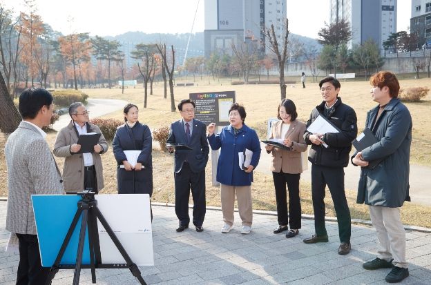 자치행정위원회 위원들이 역북지구(역북문화공원) 공영주차장 조성사업지에서 관계자로부터 설명을 듣고 있다.