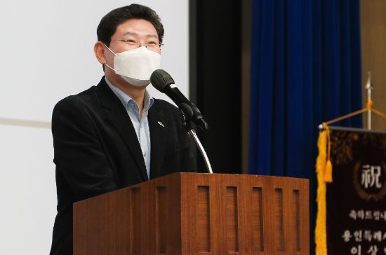 이상일 용인특례시장이 17일 제17회 아동학대 예방의 날 기념식에서 인사말을 하고 있다