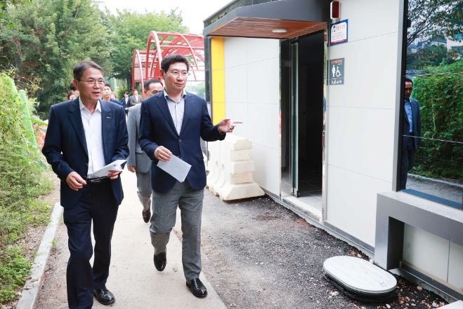 이상일 용인특례시장이 지난 7월 19일 이 시장의 공약사업의 일환이었던 수지구 탄천 산책로 쉼터 조성 공사현장을 방문해 화장실 조성 현황을 점검하고 있다