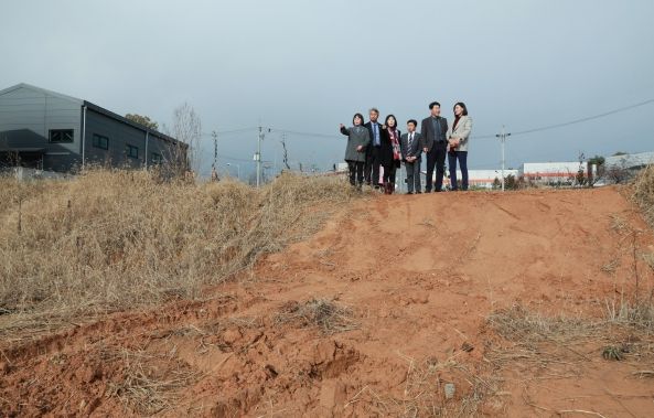 경제환경위원회 의원들이 불법폐기물 매립현장 보는 모습
