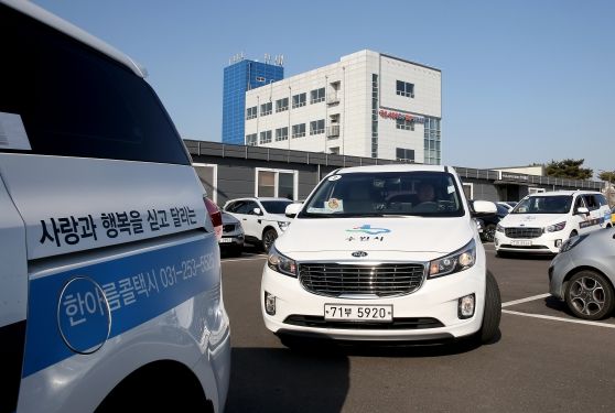 수원도시공사가 운영하는 교통약자지원단이 중증장애인과 가족에게 야외나들이를 위해 특별교통수단을 무상지원 하는 ‘힐링라이드’사업을 추진한다고 20일 밝혔다. 사진은 교통약자지원차량 운행모습.(사진=수원도시공사 제공) ⓒ타임즈