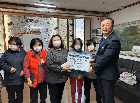 탄천종합운동장 소장(오른쪽)이 성남 에덴의 집을 방문해 기부금을 전달하고 있다.