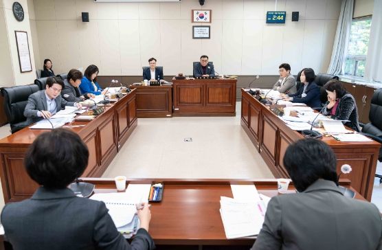 용인특례시의회 경제환경위원회, 행정사무감사 1일차