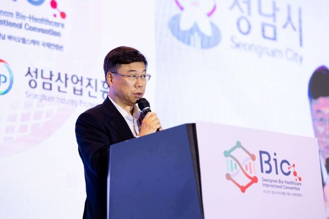 성남 바이오헬스케어 국제 컨벤션 개막식에서 환영사를 하는 신상진 성남시장