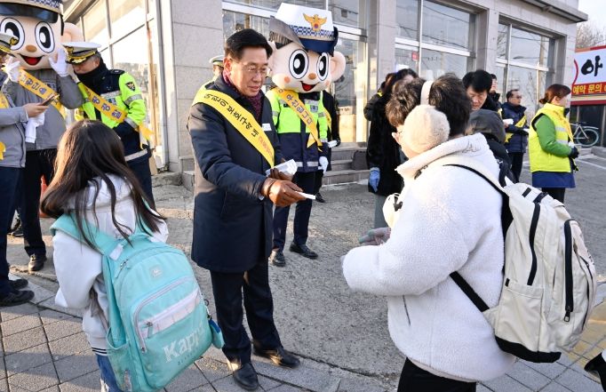 전진선 양평군수, 양평동초등학교 교통안전 캠페인 참여