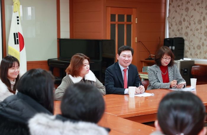 이상일 용인특례시장이 지난 13일 남곡초등학교 남곡분교장을 방문해 학부모들과 대화를 나눴다.
