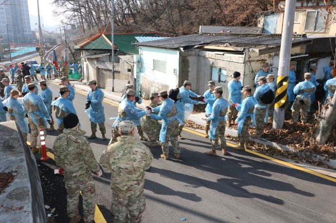 자원봉사센터·미2사단 210포병 미군장병, 동두천시 상패동 연탄배달 봉사 및 환경정화 나서
