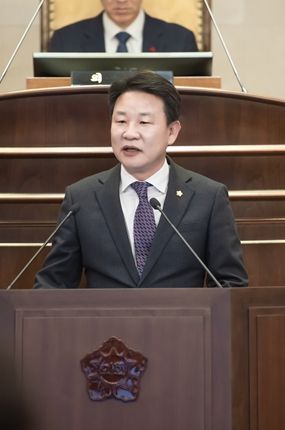 제299회 정례회 제2차 본회의에서 박경원 의원이 5분 자유발언에 임하고 있다.
