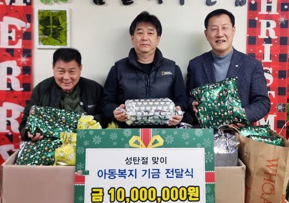 20일 오후 수원지역 아동보호시설인 ‘꿈을키우는집’에서 열린 수원도시공사 복지기금 전달식에서 허정문 사장(왼쪽), 엄기천 공사 노동조합 위원장(오른쪽), 김정식 꿈을키우는집 원장(가운데) 등 두 기관 관계자가 기념 촬영을 하고 있다. (사진=수원도시공사 제공)