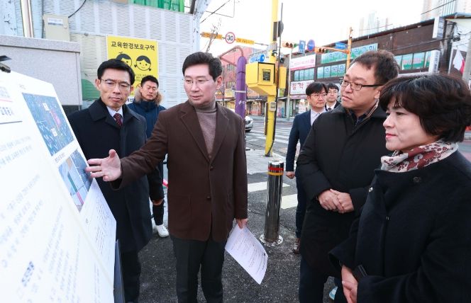 이상일 용인특례시장이 21일 신갈초등학교를 방문해 방음벽 교체 공사와 관련된 상황을 학교 관계자와 학부모들에게 설명하고 있다.
