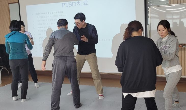용인특례시가 시민을 대상으로 '나와 가족을 지키는 호신술' 교육을 진행했다