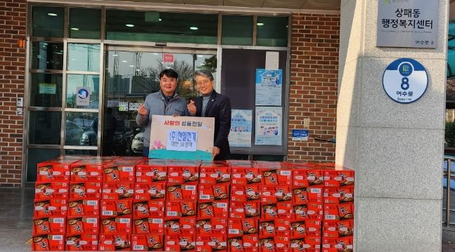 ㈜천일전기, 동두천시 상패동 행정복지센터에 연말연시 이웃돕기 라면 50박스 기부