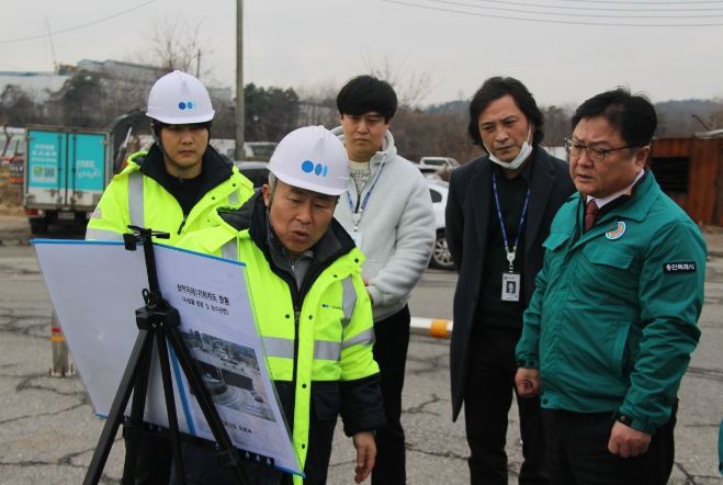황규섭 기흥구청장이 2일 오후 신갈동 도로관리센터를 방문해 구 관계자로부터 제설 대책을 보고 받고 있다.