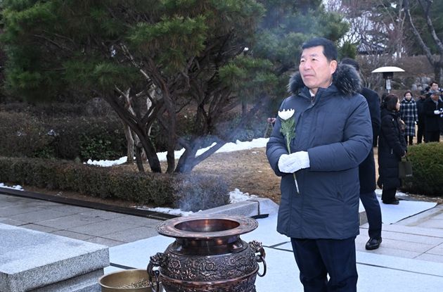 백경현 구리시장, 현충탑 참배로 2024년 첫 일정 시작