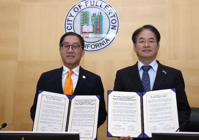 고양특례시-미국 풀러턴시 우호교류협력 MOU 체결식 프레드 정 풀러턴시 부시장(좌), 이동환 고양특례시장(우)