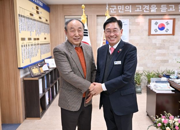 하계훈 명예관장과 전진선 군수