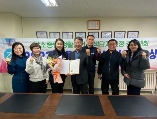 용인특례시는 '탄소중립 생활실천 녹색단지 선정 경진대회'에서 최우수 단지로 선정된 해든마을 동문굿모닝힐 아파트에 현판을 전달했다