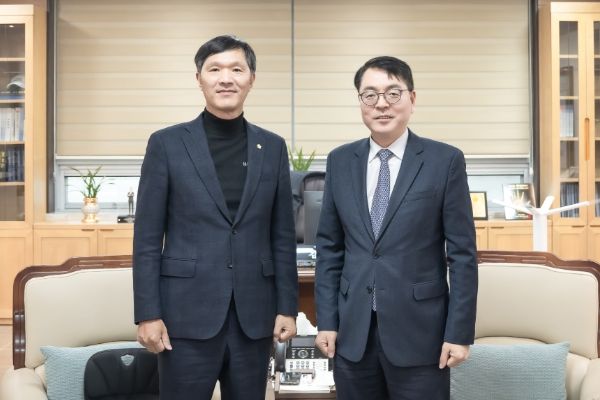 집무실에서 김현택 의장(좌)이 김필식 남양주세무서장(우)을 접견했다.