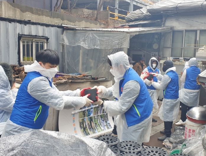 피에스케이(주), 수원시 팔달구에 한파 녹이는 '사랑의 연탄 나눔'