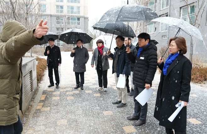 하남시의회 의원들이 지난 17일 단지 내 배수불량으로 안전문제를 호소하고 있는 위례롯데캐슬아파트를 방문, 하자 및 하자보수 상황을 점검하고 있다. (사진_하남시의회 제공)
