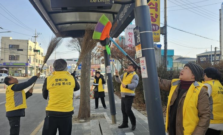 행복나눔 손과발 봉사회, 동두천시 상패동 일대 버스정류장 대청소 환경정비 봉사 실시