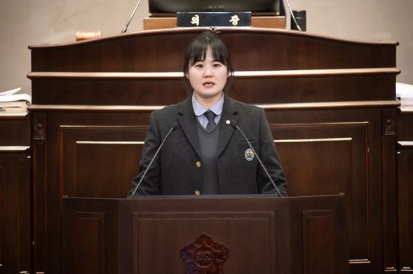 제300회 임시회에서 이수련 의원이 교복은행사업의 활성화 방안을 촉구하고자 교복을 착용하고 5분 자유발언에 임하고 있다.