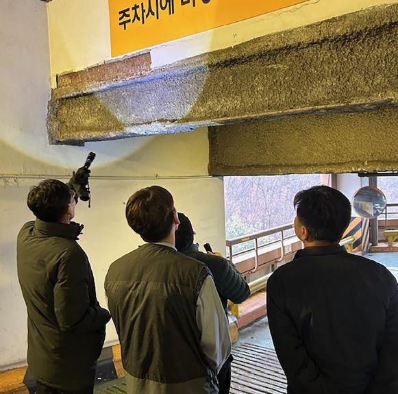 분당구 소재 대형판매시설의 주차장을 점검하고 있는 성남시 합동점검반