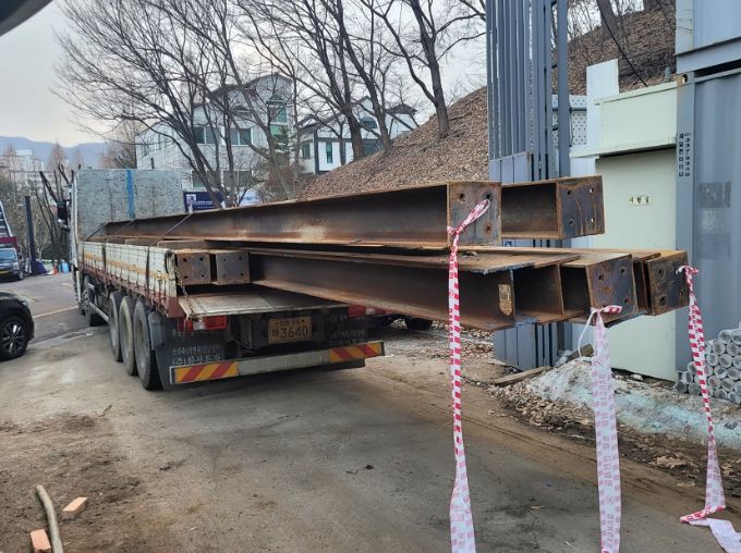 분당구 소재 양지어린이공원 공영주차장 공사에 쓰인 H빔 모습