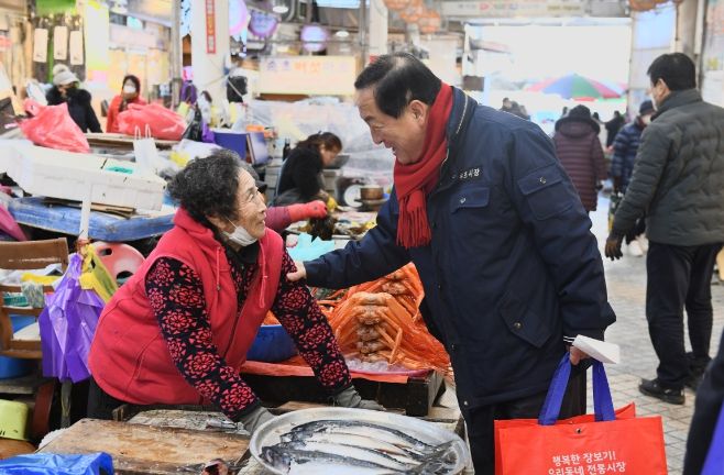 속초시, 설맞이 장보기 행사로 전통시장에 활력 충전
