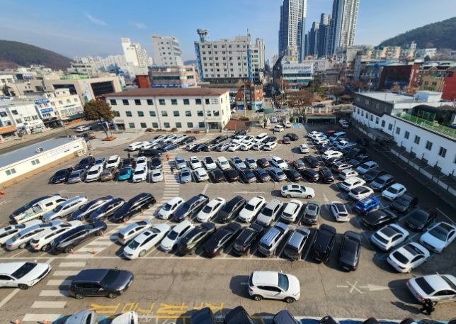 이미 주차공간이 가득 찬 처인구청 부설주차장에 차량들이 줄지어 들어오고 있다